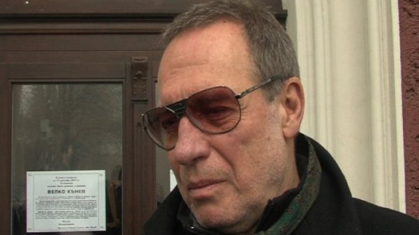 Николай Волев

Николай Волев почина при нелеп инцидент на 15 октомври на 78-годишна възраст. Режисьорът на едни от най-обичаните и български филми като „Господин за един ден”, „Да обичаш на инат” и „Маргарит и Маргарита” падна от прозорец на таванско помещение. През 1968 г. бяга от България. След престой в бежански лагер, в Турция, заминава за Великобритания, където завършва кинорежисура в Лондонското филмово училище, в класа на Майк Лий  (1969-1972). След като се завръща в България, през 1973-1975 г. работи като сценарист на документални филми в Българската национална телевизия, а от 1976 до 1991 г. е сценарист и режисьор на игрални и документални филми в студията за игрални филми „Бояна филм“. От 1991 г. работи на свободна практика. Започва кариерата си с документални филми. Сред тях са „Цимент“ (1980), за който получава наградата на критиката на националния фестивал в Пловдив. За документалния си филм „Грънци“ (1983) е удостоен през 1984 г. с наградата „Сребърен дракон“ на 21-ия Международен кинофестивал в Краков, Полша. През 1987 г. за документалния си филм „Дом № 8" (1986) получава главната награда на 33-ия Международен кинофестивал в Оберхаузен, Германия, както и наградата на международната кинокритика на ФИПРЕССИ, наградата на публиката на първото Международно биенале на документалния филм в Лион, Франция, и наградата на четвъртия Международен кинофестивал на червенокръстките филми във Варна през 1988 г. През 1993 г. излиза документалния му филм „Вестникарската война", а през 1999 г. –  документалните му филми „За смъртното наказание“, „Бърза помощ“, „Зимна приказка“, „Вечният любовник“ и „Кремиковци – снимка за спомен“.

Всичките му игрални филми са удостоени с множество български и международни награди. Първият му игрален филм е „Двойникът" (1980), за който същата година получава наградата за най-добър дебют на Съюза на българските филмови дейци. Следват „Господин за един ден" (1983), за който получава наградата  за най-добър комедиен филм на третия Международен кинофестивал в Габрово през 1985 г., „Да обичаш на инат" (1986), за който същата година получава специалната награда на журито и награда „Дон Кихот“ на Международната федерация на киноклубовете на 25- кинофестивал в Карлови Вари, както и специалната награда на журито, награда за операторска работа, награда на кинокритиката и награда на зрителите – на 17-ия кинофестивал  във Варна, както и таграда за режисура на Съюза на българските филмови дейци.

През 1989 г. за „Маргарит и Маргарита" (1989) получава наградата за най-добър филм на Съюза на българските филмови дейци. През 1994 г. за филма „Козият рог" (1994), на който е сценарист, получава „Златна роза“ за игрално кино от Фестивала на българския филм във Варна. През 2001 г. излиза игралният му филм „Огледалото на дявола“. Последният му игрален филм е „Извън пътя“ (2017). Снимка: БГНЕС